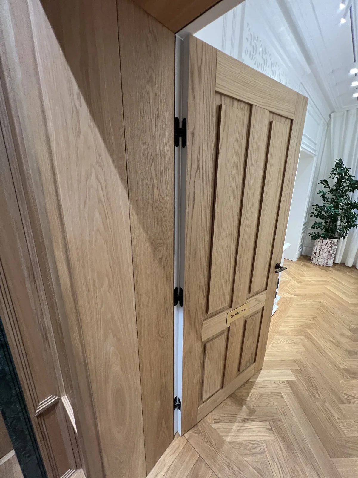经典线条木门